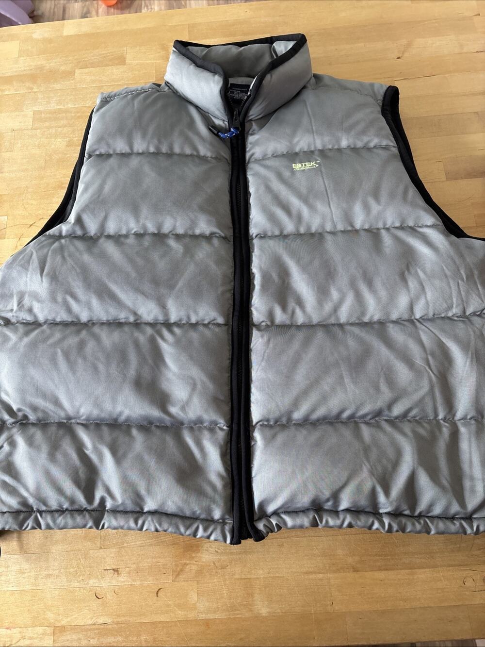 Men’s XL Eddie Bauer EBTEK vest features a gray quilted puffer design